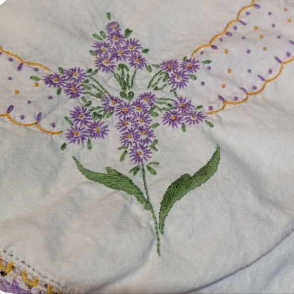 Vtg Hand Embroidered Flowers Crochet Edge Dresser Scarf Table Runner 15x40" - Picture 4 of 7